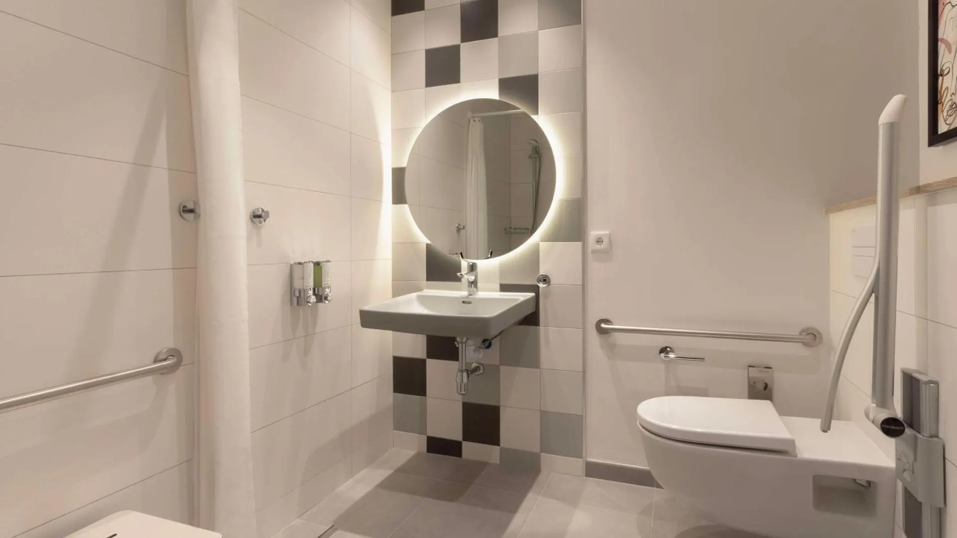 Отель Hampton By Hilton Malaga Martiricos