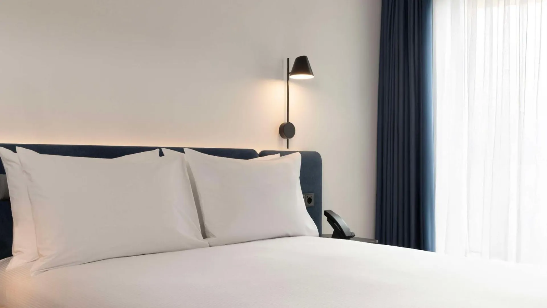 Отель Hampton By Hilton Malaga Martiricos 3*,
