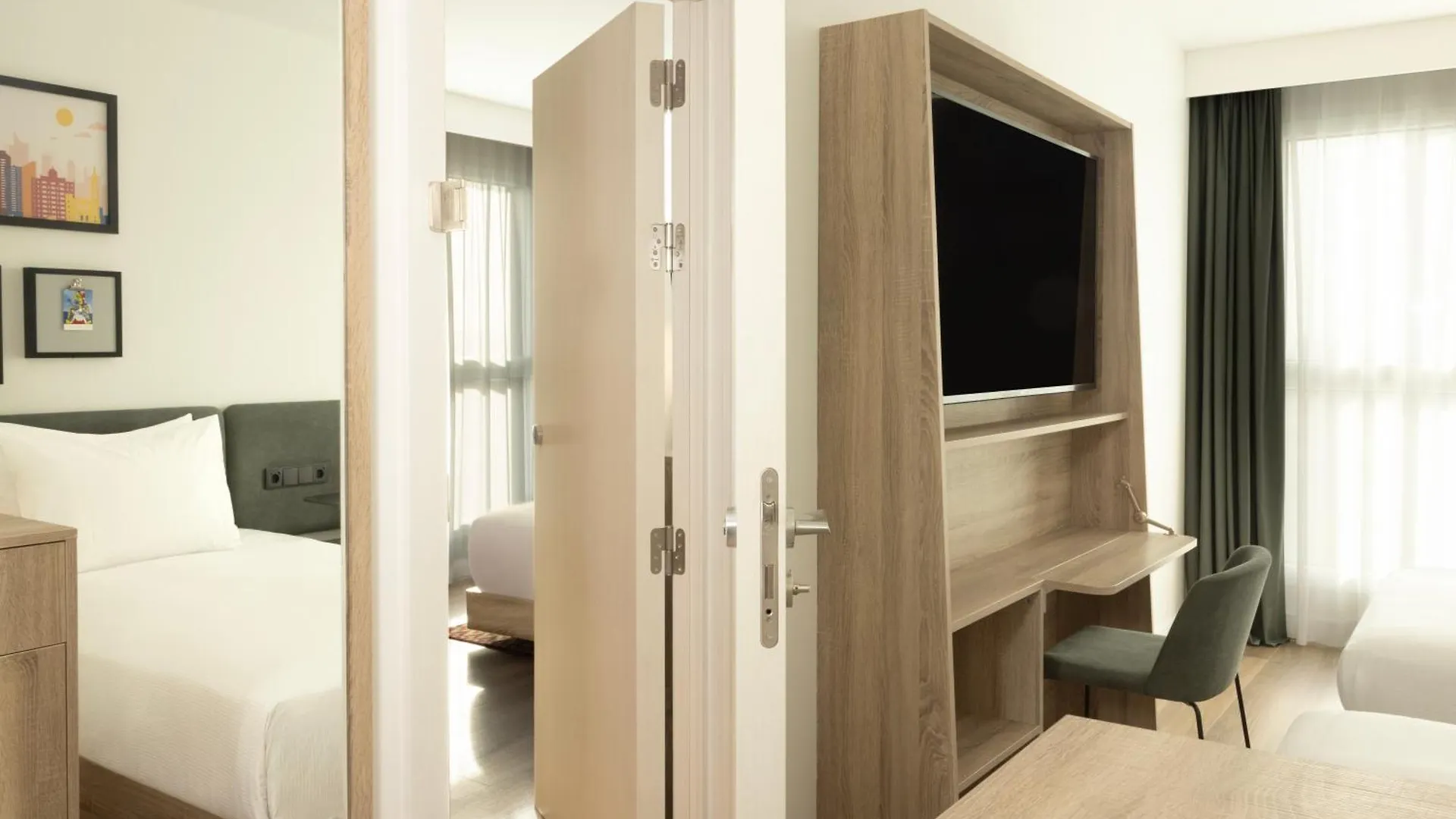 Отель Hampton By Hilton Malaga Martiricos