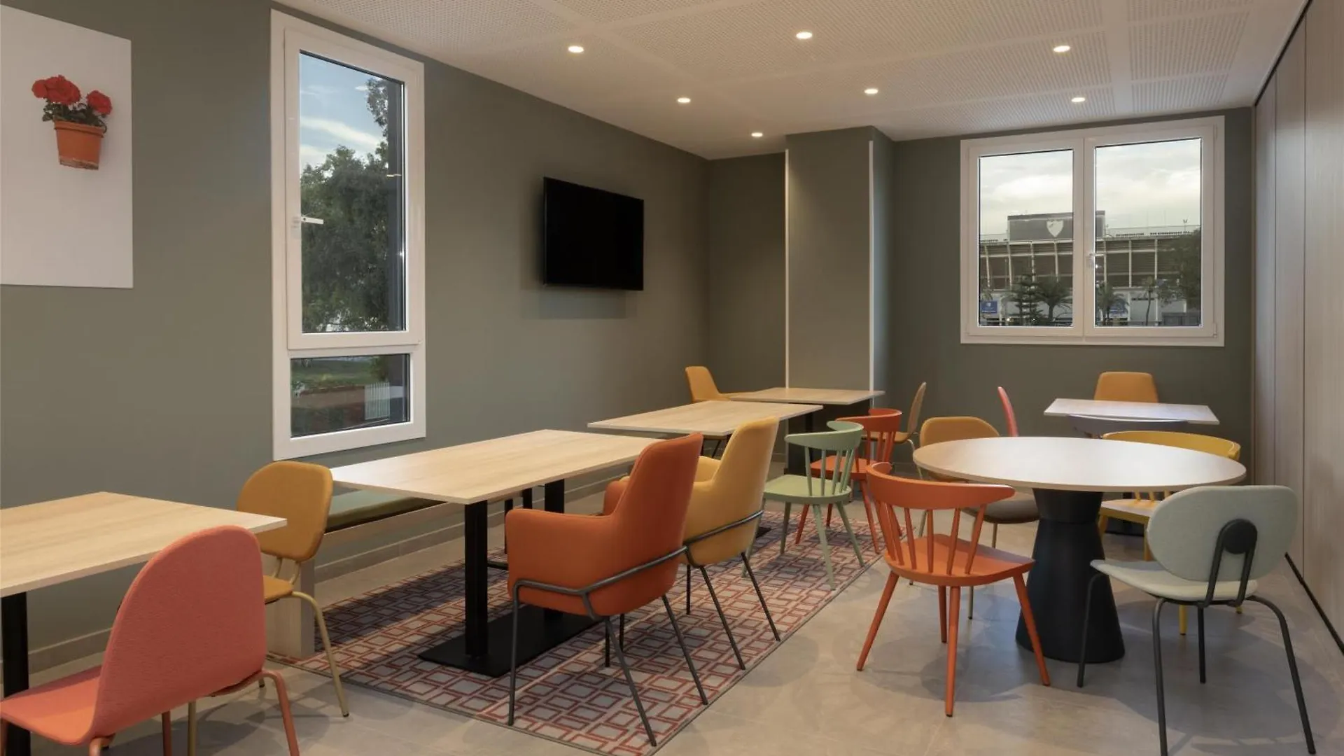 ***  מלון Hampton By Hilton Malaga Martiricos ספרד